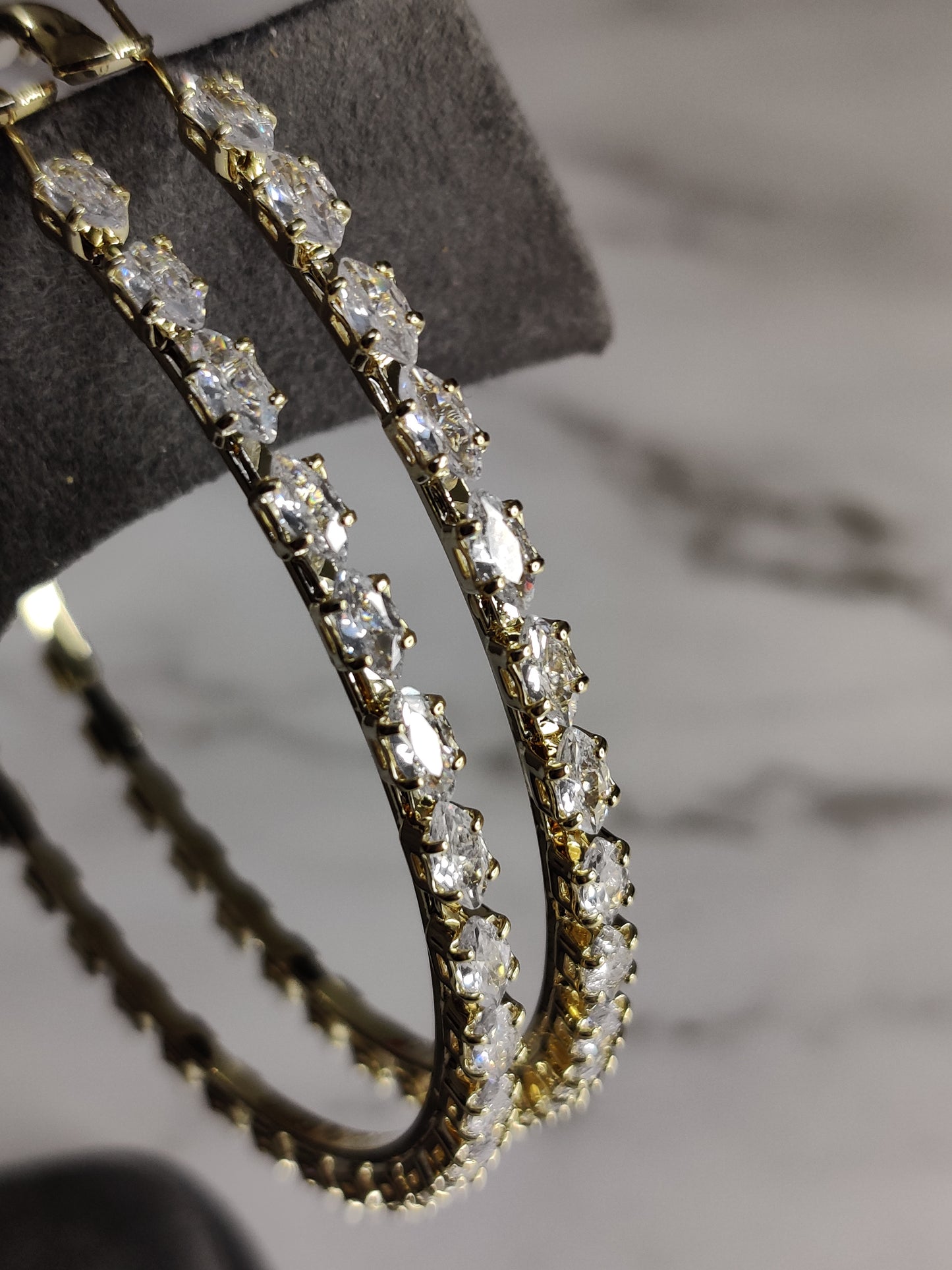Lily Hoops, Gold